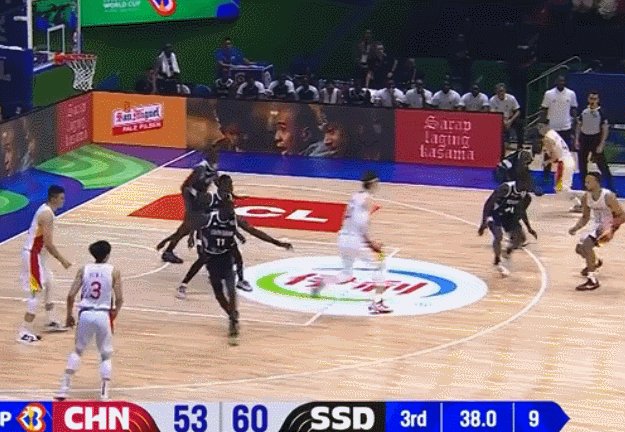 1693289980958084898.gif 王哲林进攻犯规.gif